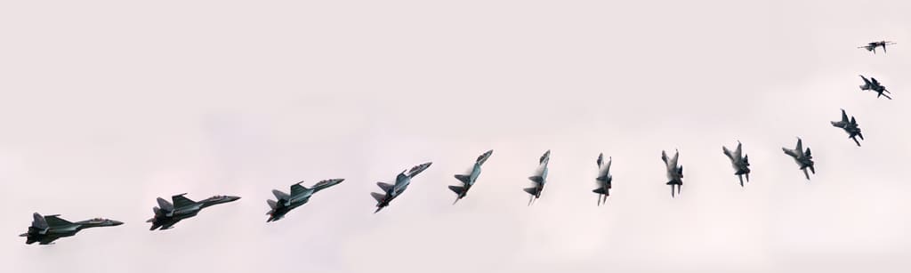 Самолет Су-35 выполняет бочку на вираже